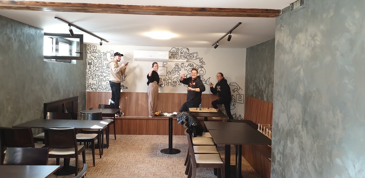 MANÍR PUB