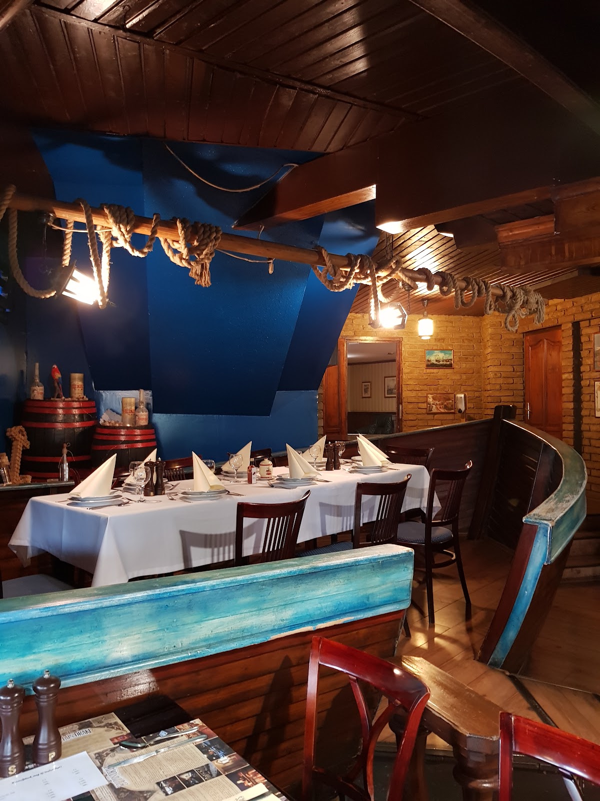 Arany Szarvas Fogadó és Captain Drake's Pub