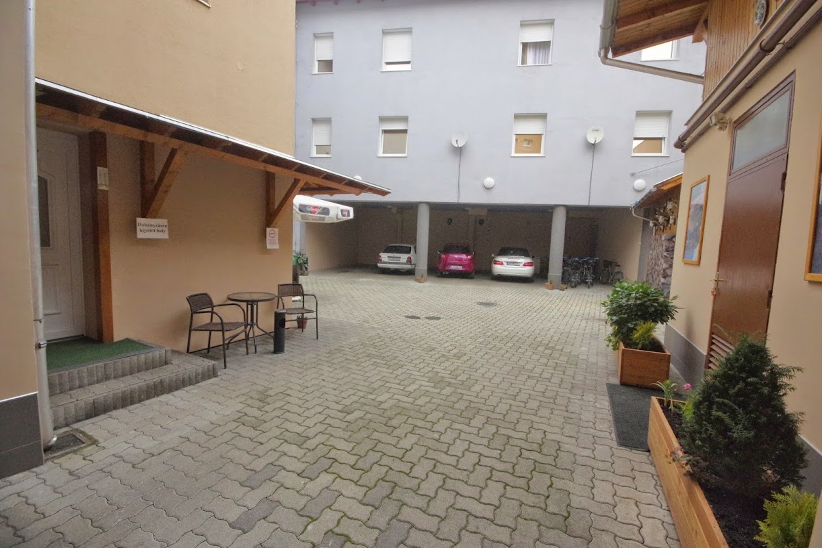 Hunting Horn Hotel