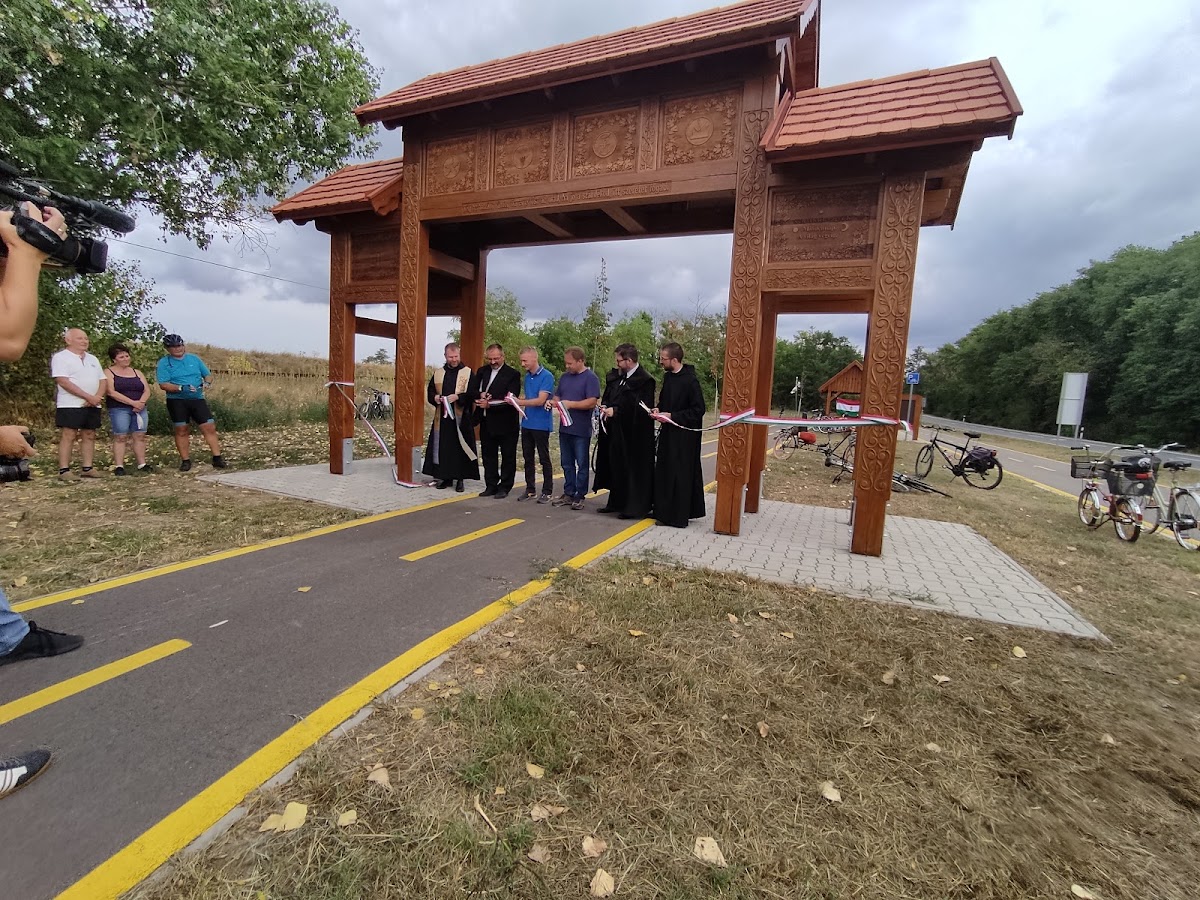 Győrújbarát elágazás biciklis pihenőhely