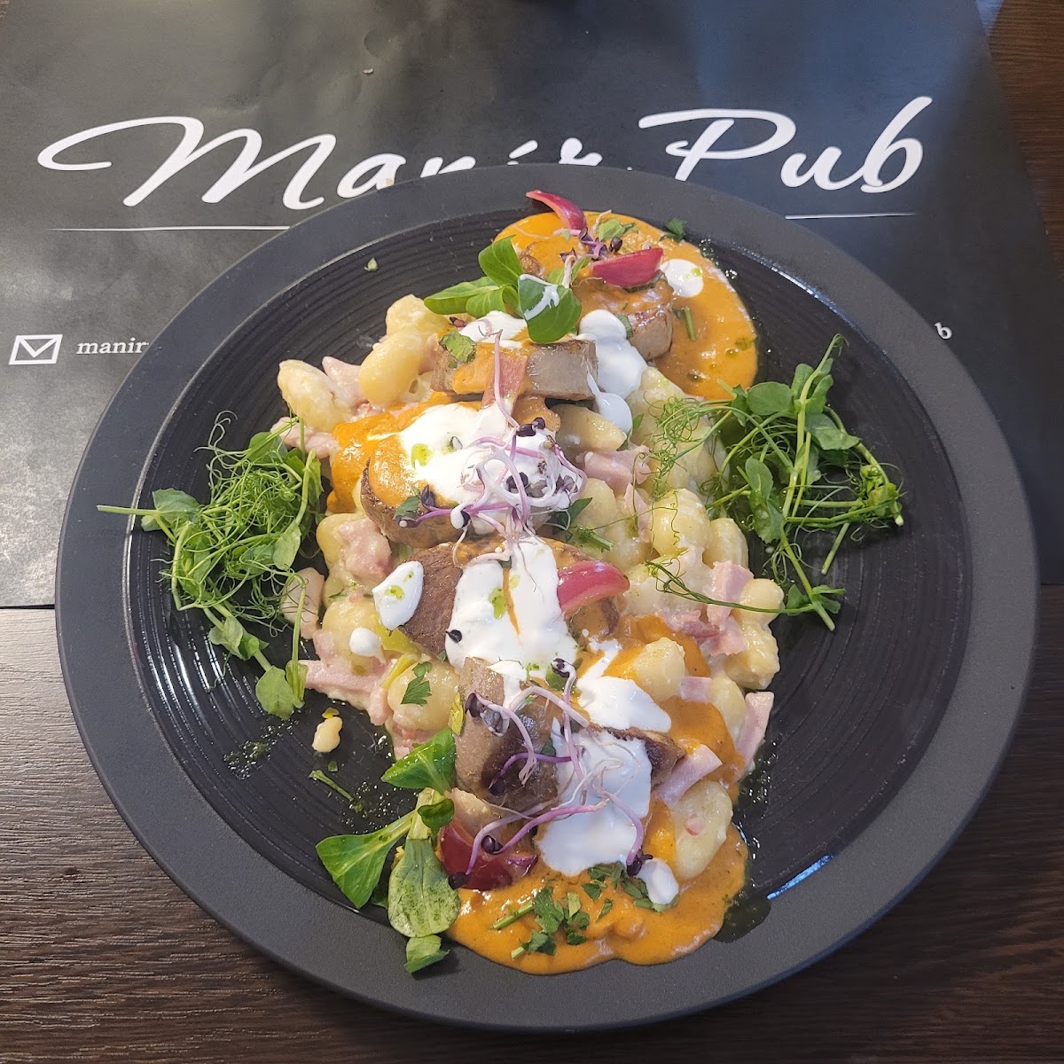 MANÍR PUB