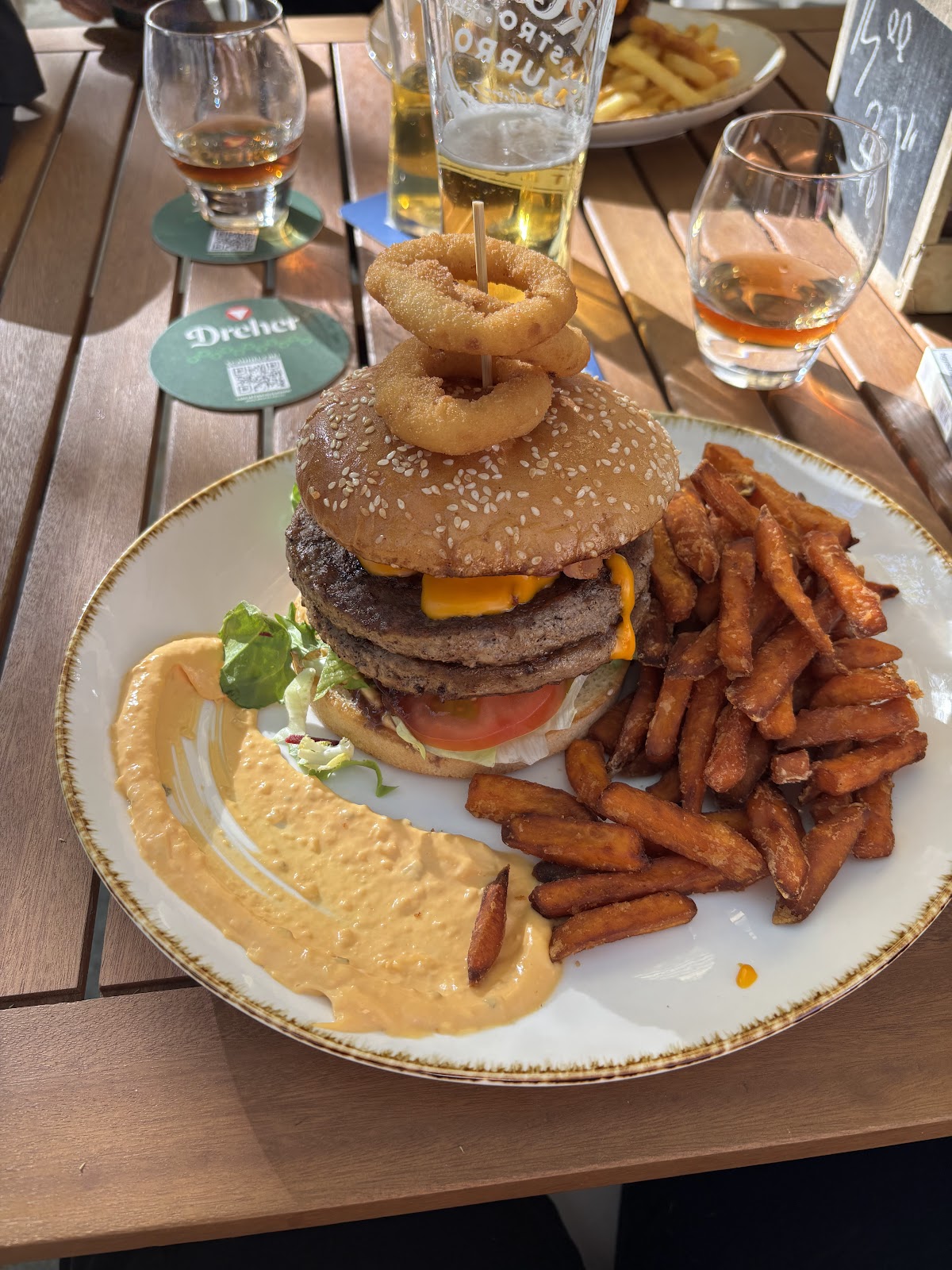 MANÍR PUB