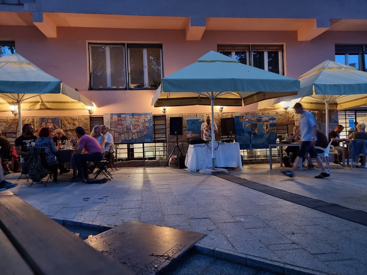 MANÍR PUB