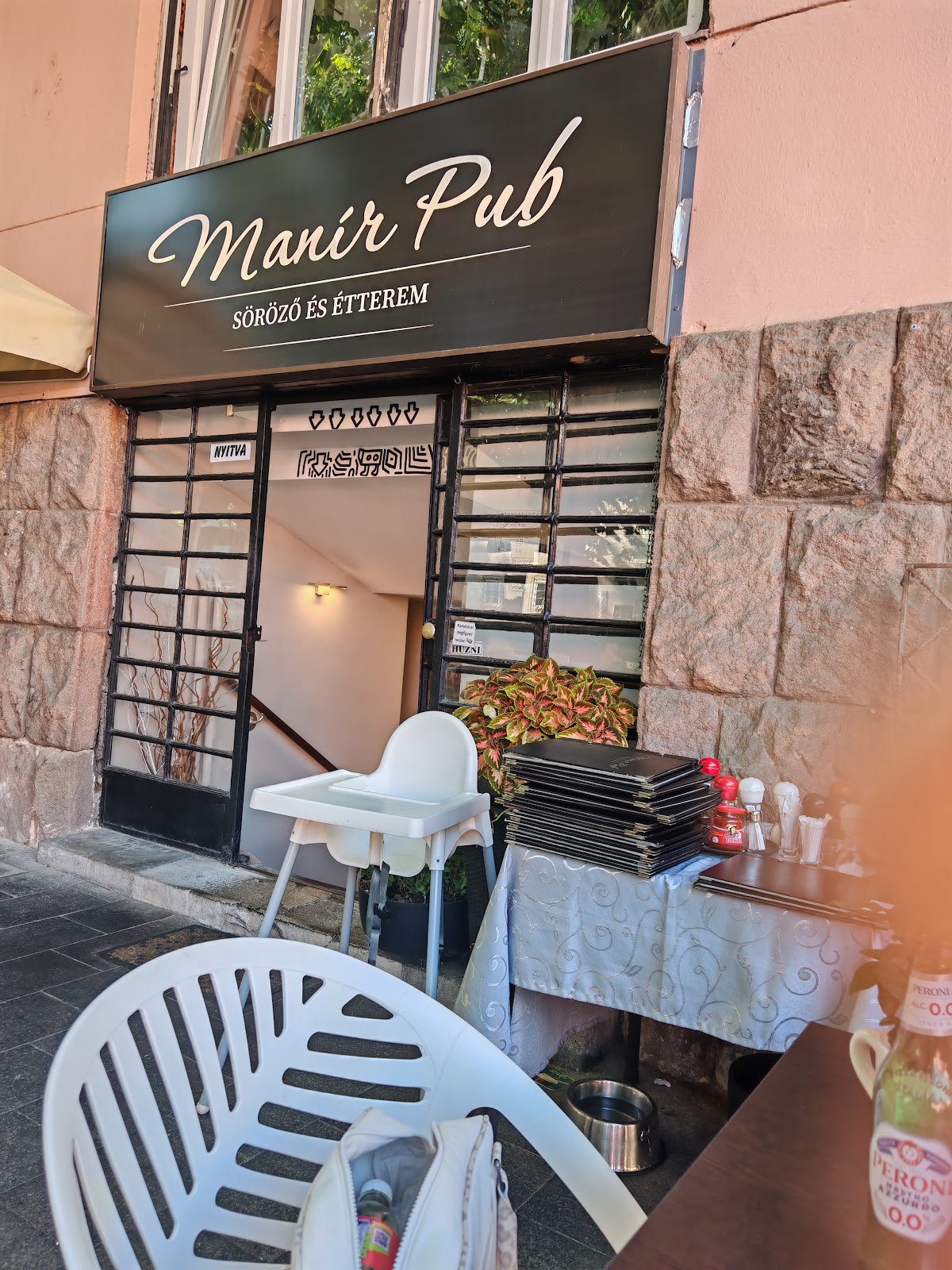 MANÍR PUB