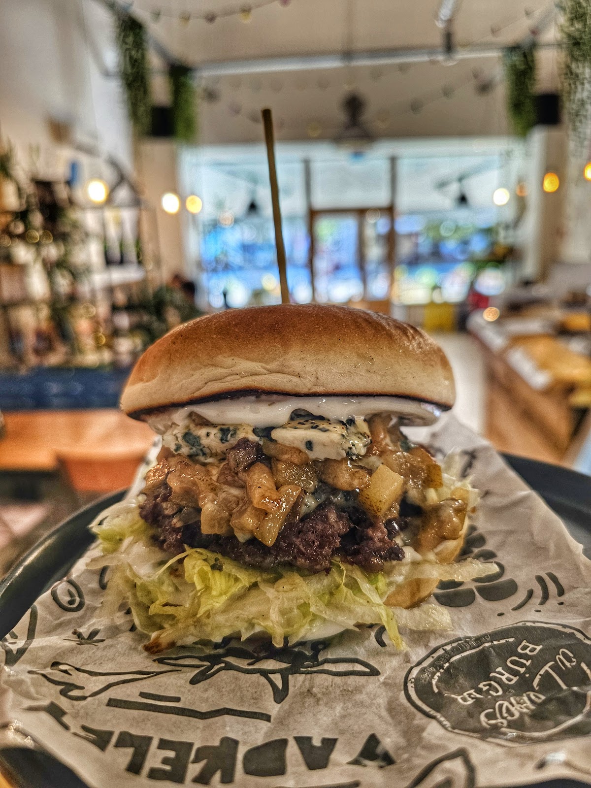 A LEVES és BORSOD BURGER